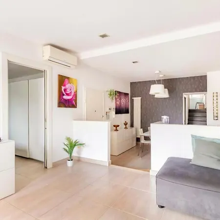 Ognina View House *